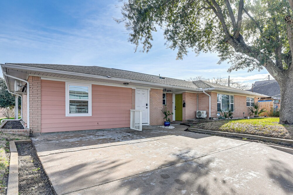 3 Mi to Pleasure Pier: Family Retreat Near Beaches