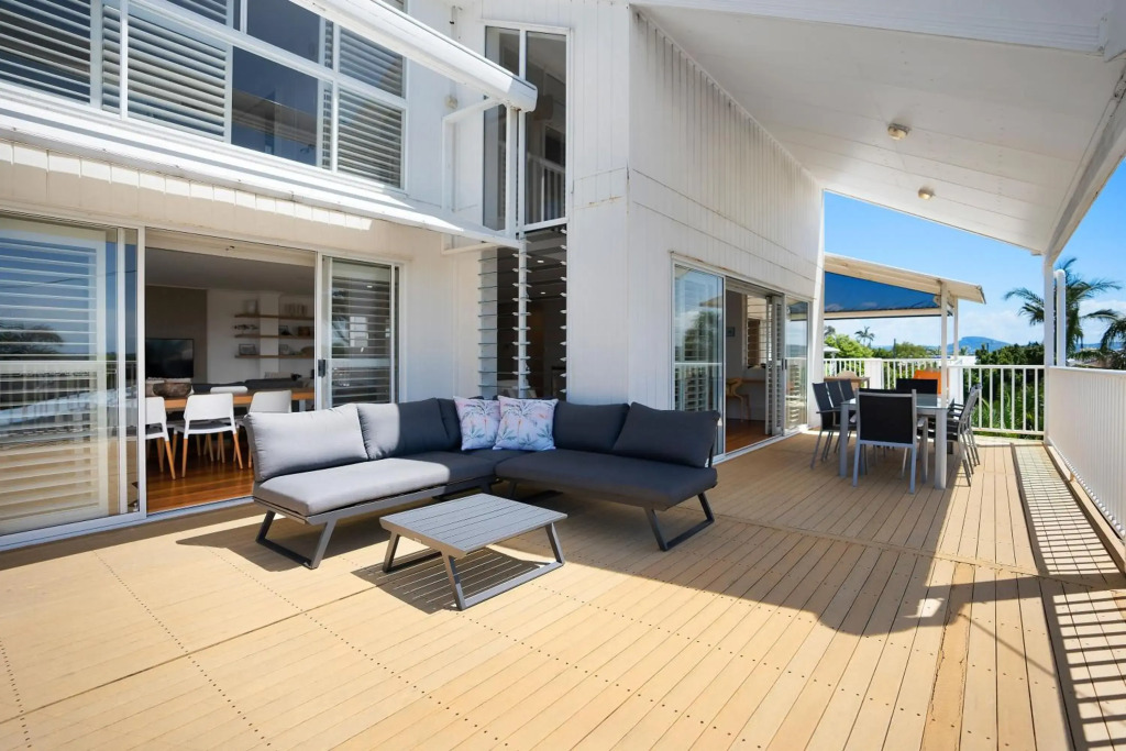 The White House - Central Coolum with Spectacular Ocean Views and WiFi