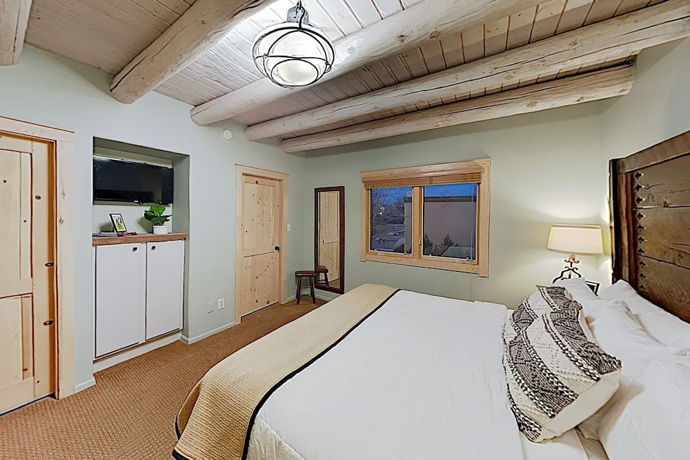 Luxurious 2-unit Hideaway At Zona Rosa Downtown 4 Bedroom Condo