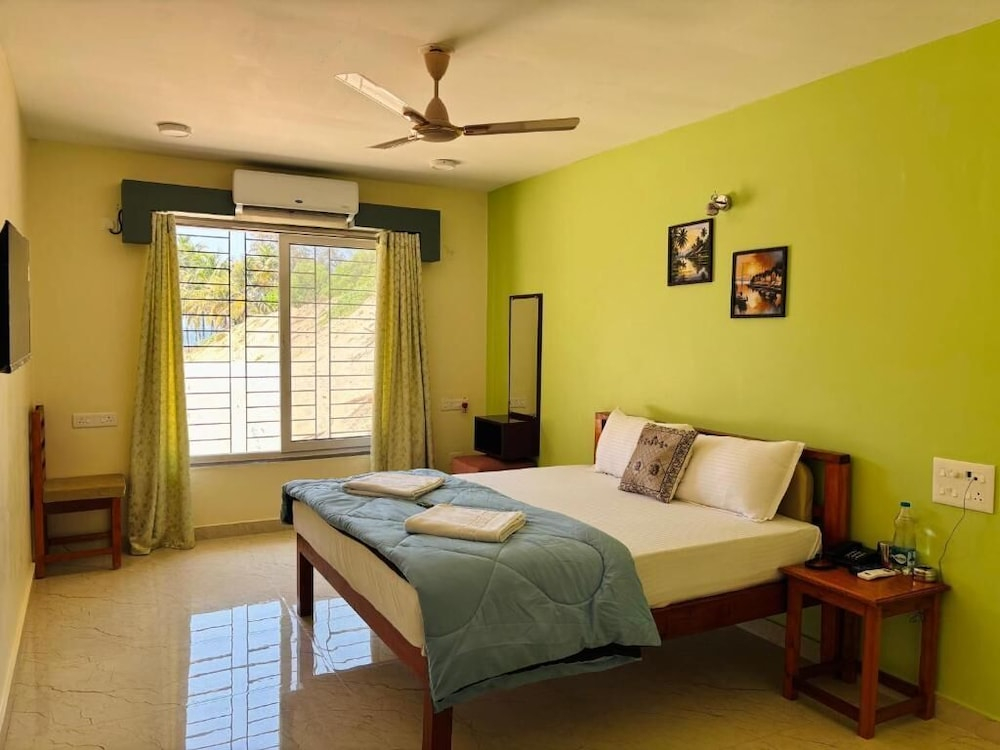 3 WONDERS Tarkarli Hotel and Restaurent