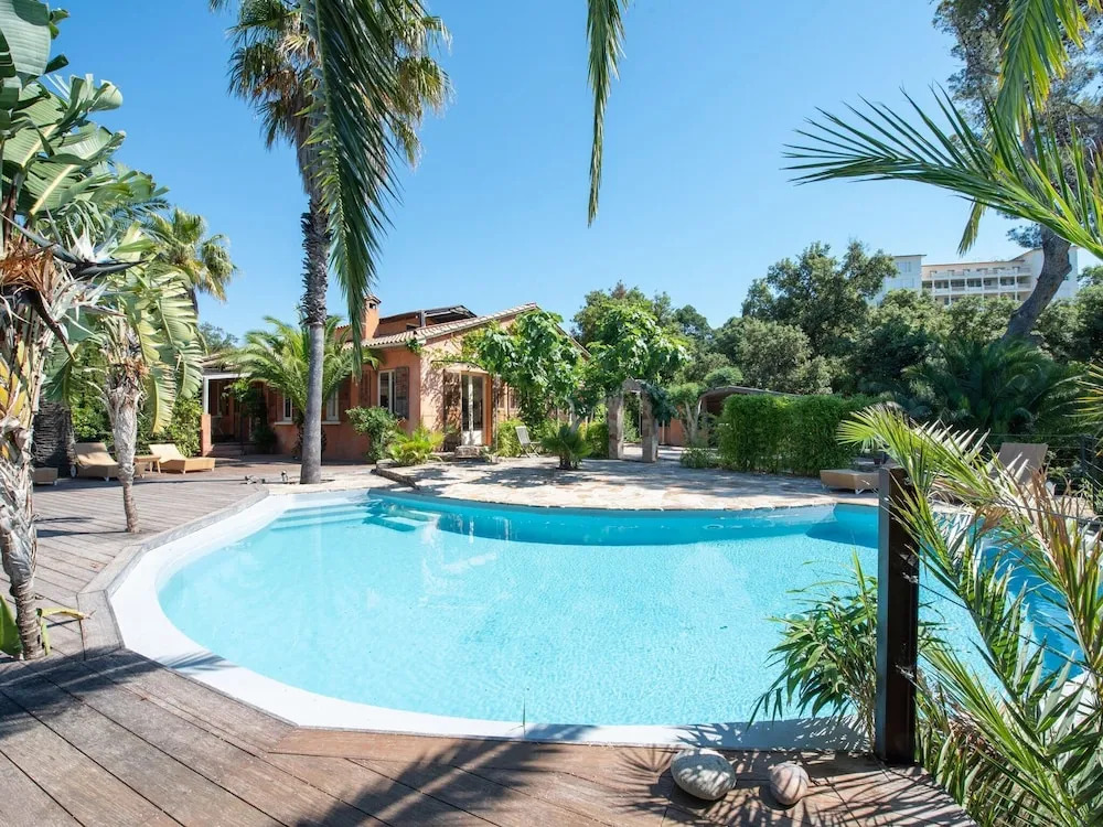 Secluded Holiday Home in La Croix Valmer Near Seabeac