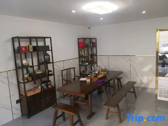 Zhaotong Dongjia Hotel (Jinhai Building Materials City)