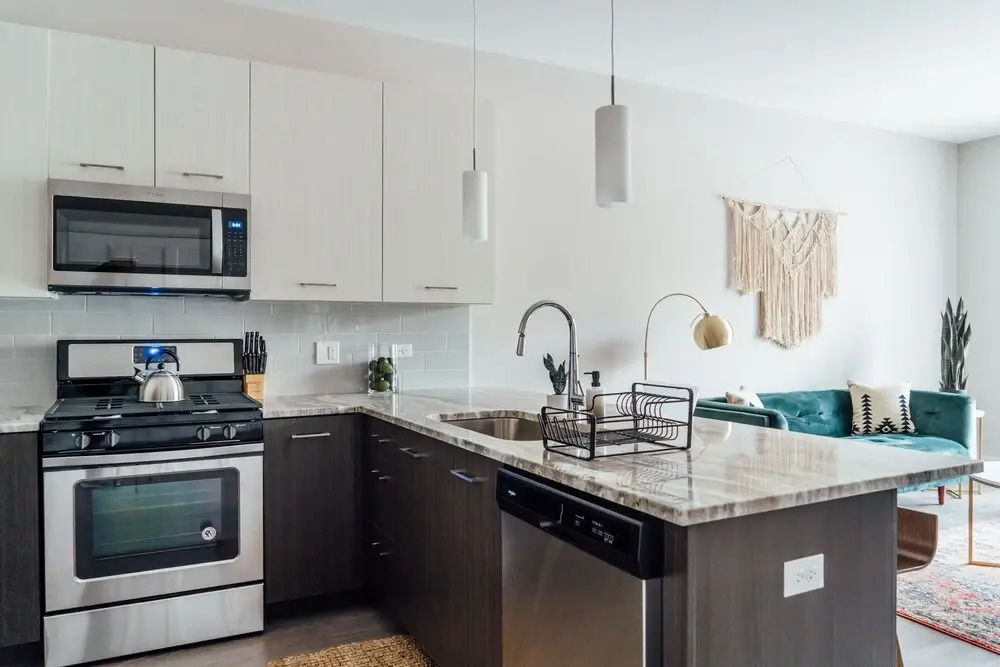 Bright Stylish 2BR Apt in Oak Brook