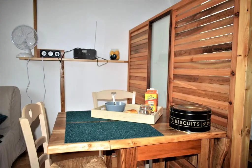Studio sympa avec petit déjeuner entre canal et Loire
