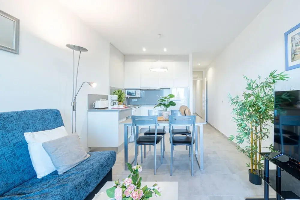 Villa in Empuriabrava With Pool & Canal Access
