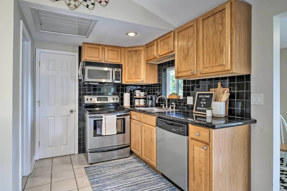 Family Fun! Lakeside Gem + Dock in Sunrise Beach