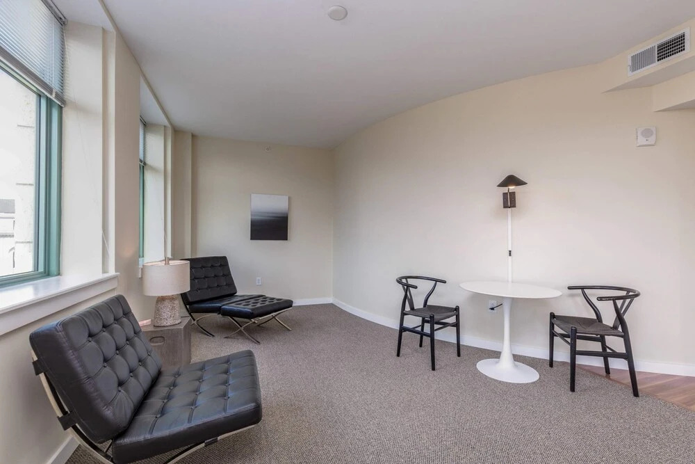 Spacious DT 2BR With Free Parking by Zencity