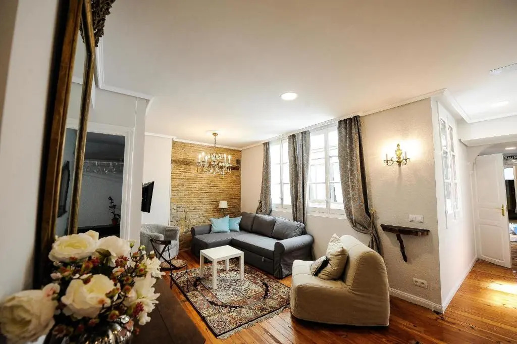 Heart of Pamplona Apartments II by clabao