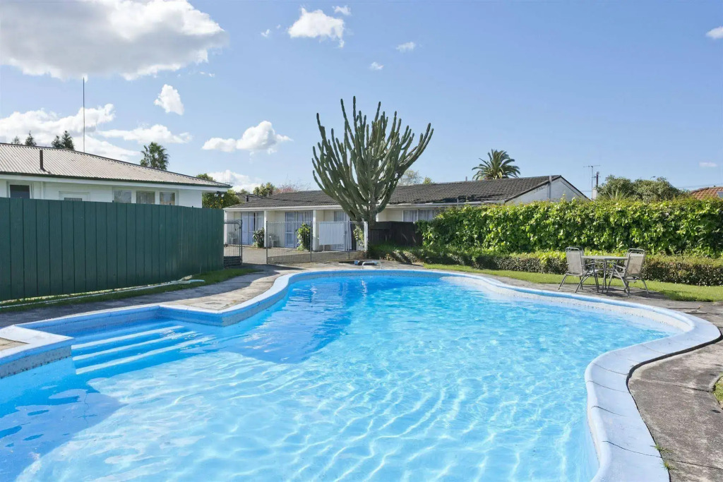 Garden Court Motel & Backpackers