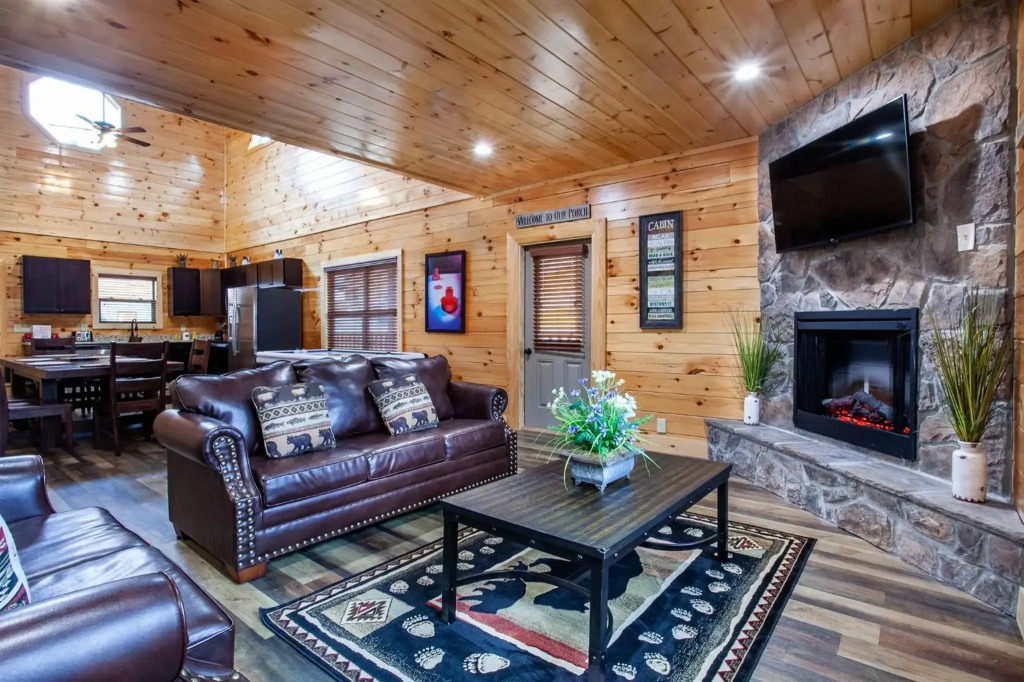 Swimming Bears Lodge 2 with Pool, Hot Tub and Theater