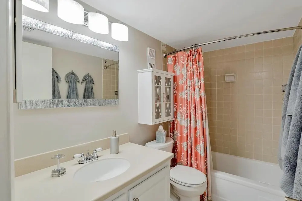 Condo in community with beach access, pool and tennis