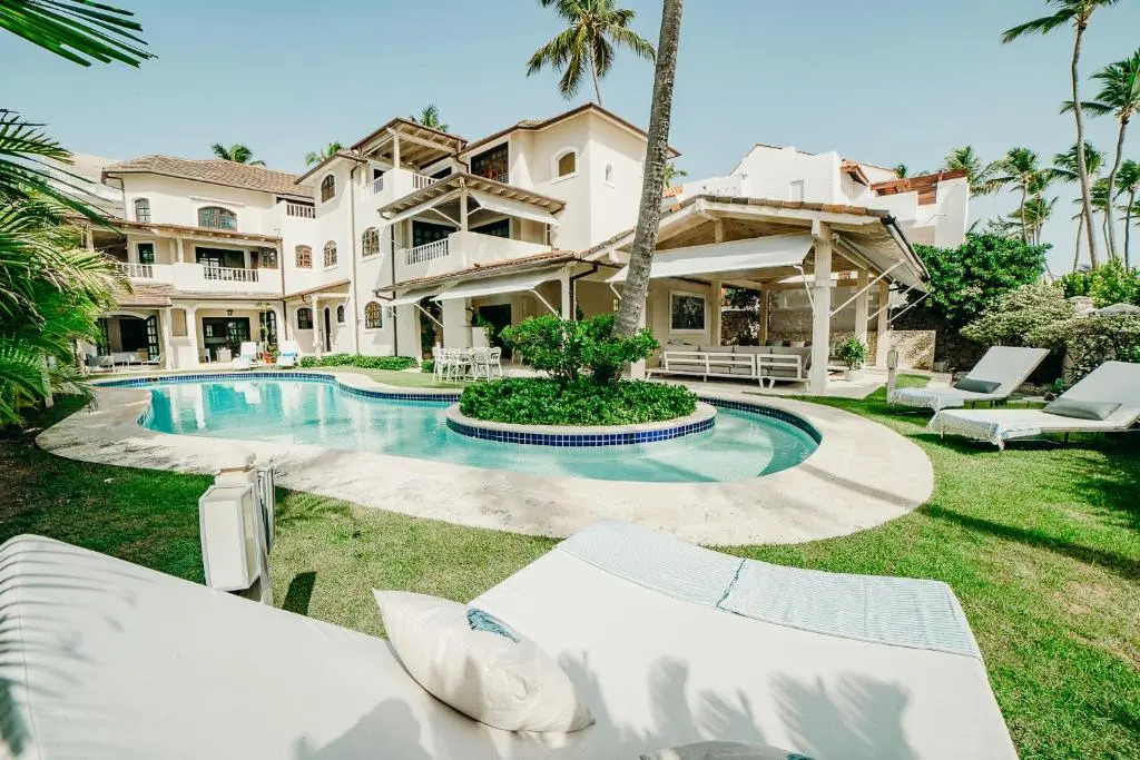 Luxury Villa on the Los Corales Beach, Playa Bavar