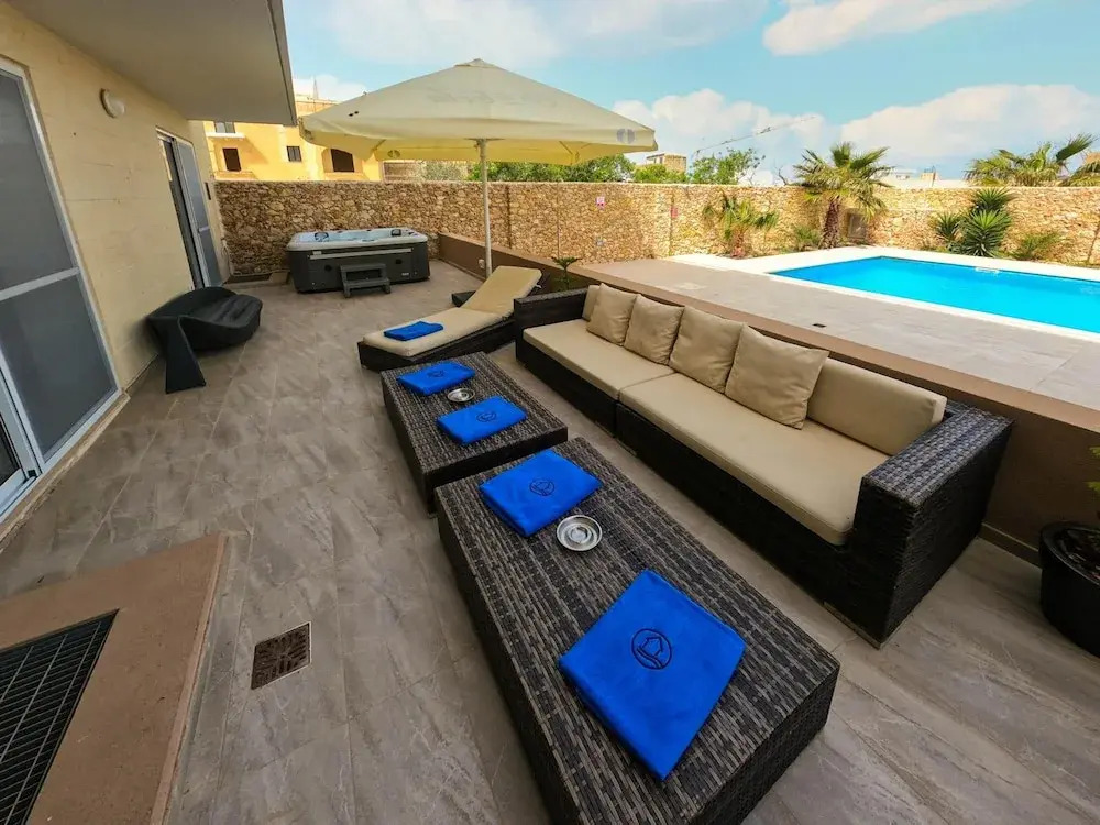 Comfortable Home With hot tub and Communal Pool