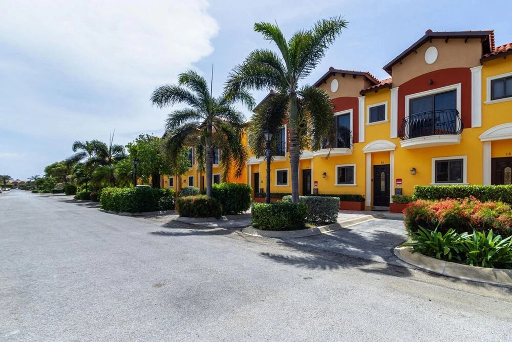 2BR 3BA Town Home w GYM Tennis Courts Pools