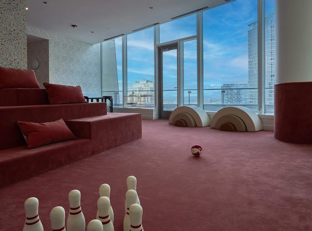 High-rise 65 Fl Apt w Lux Amenities Lake Views