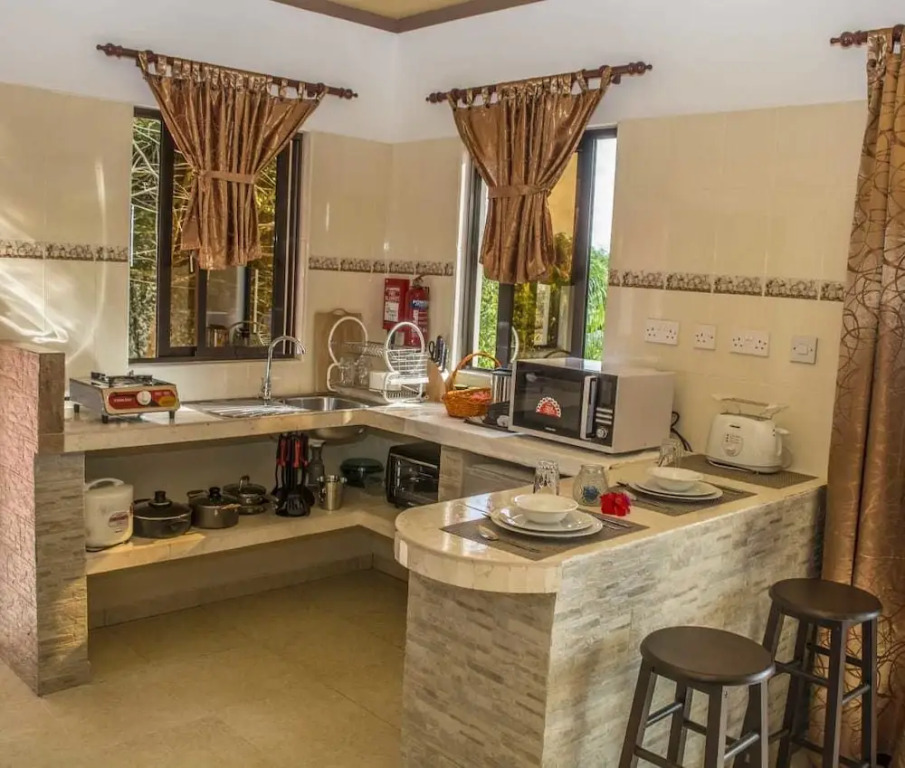 Les Elles Guesthouse Self Catering