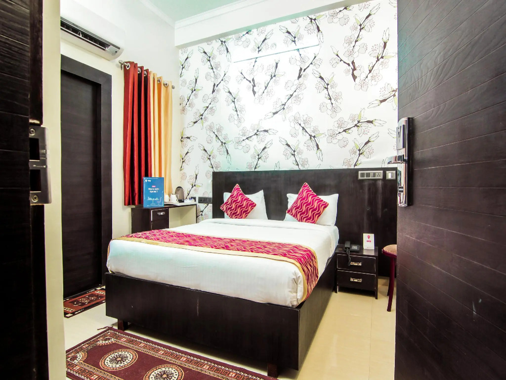 OYO 8680 Hotel Vaishnavi Inn