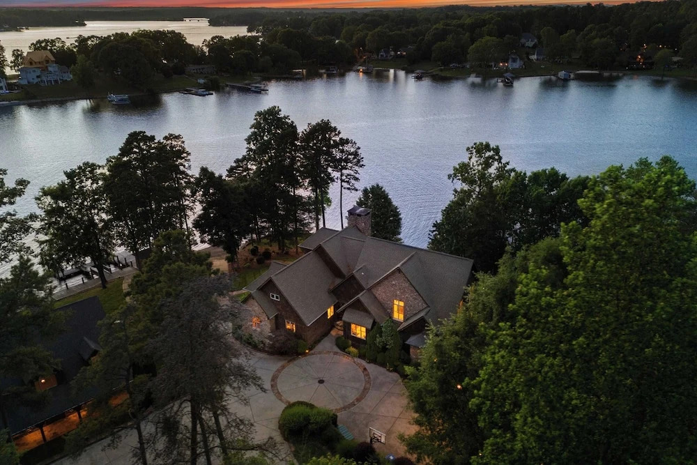Sunset Shores Resort: The Grand House by Avantstay Lakefront, Spa, Private Dock+beach, Game Room