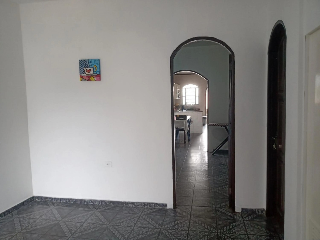 Casa grande em área central, bem iluminada e vent.