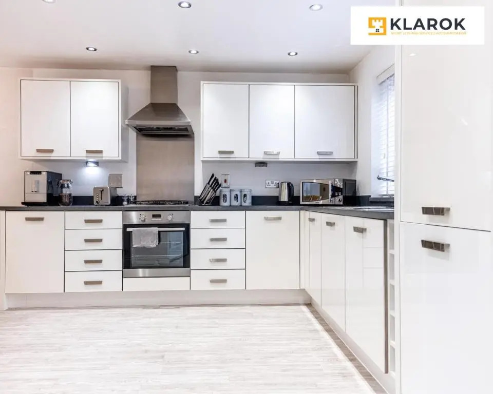 LONG STAYS 20pct OFF - LARGE 4BED-Pool Table & Parking By Klarok Short Lets & Serviced Accommodation