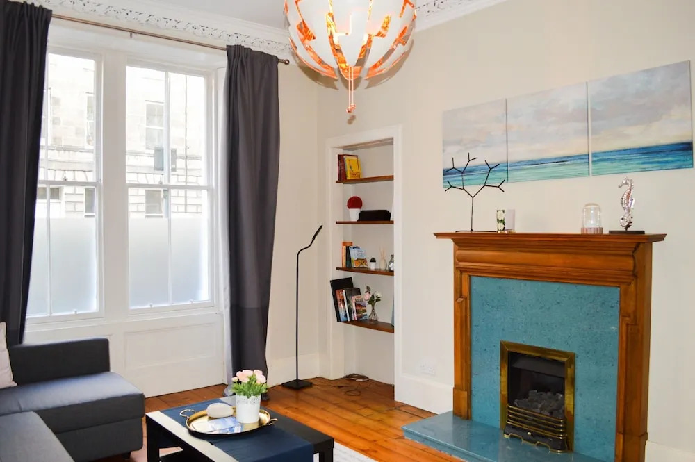 Traditional 2 Bedroom Flat Near City Centre