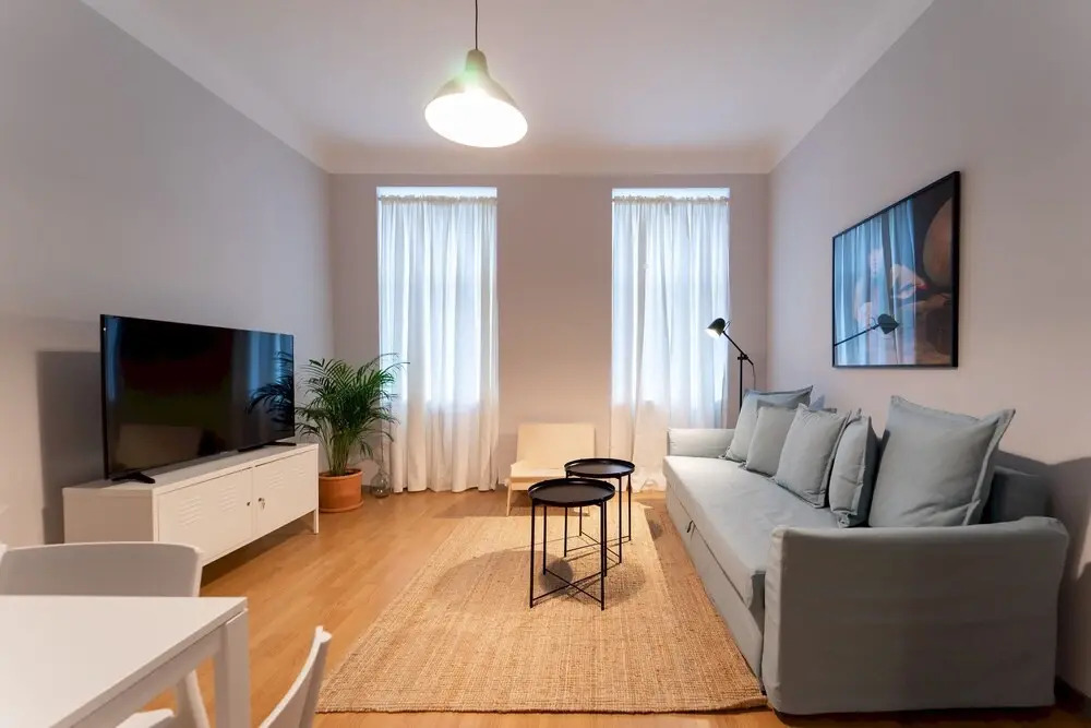 Spacious 2bdr Apt in Beautiful Neighborhood