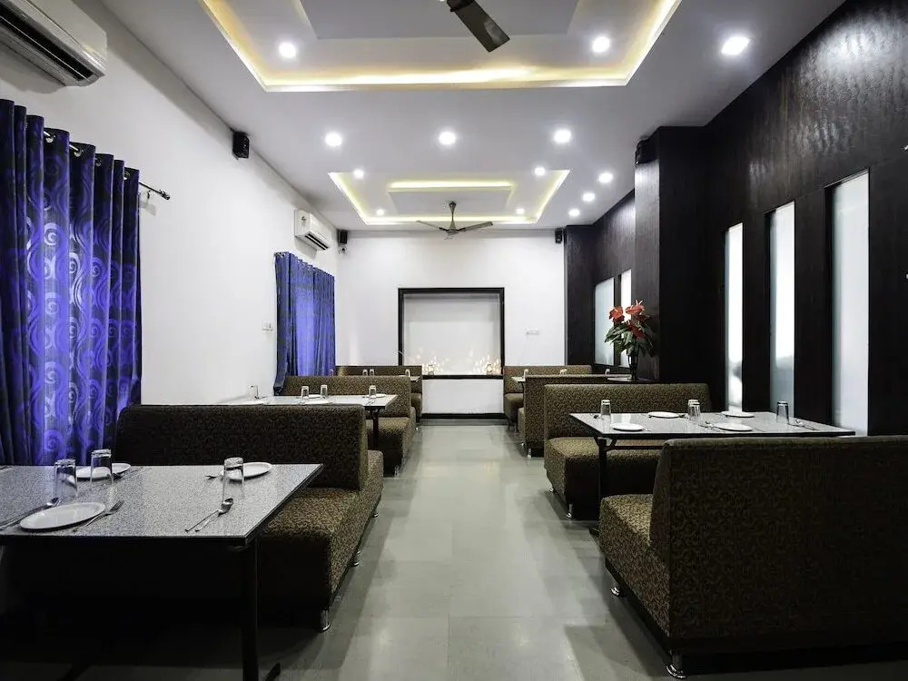 Hotel White Tulip by OYO Rooms