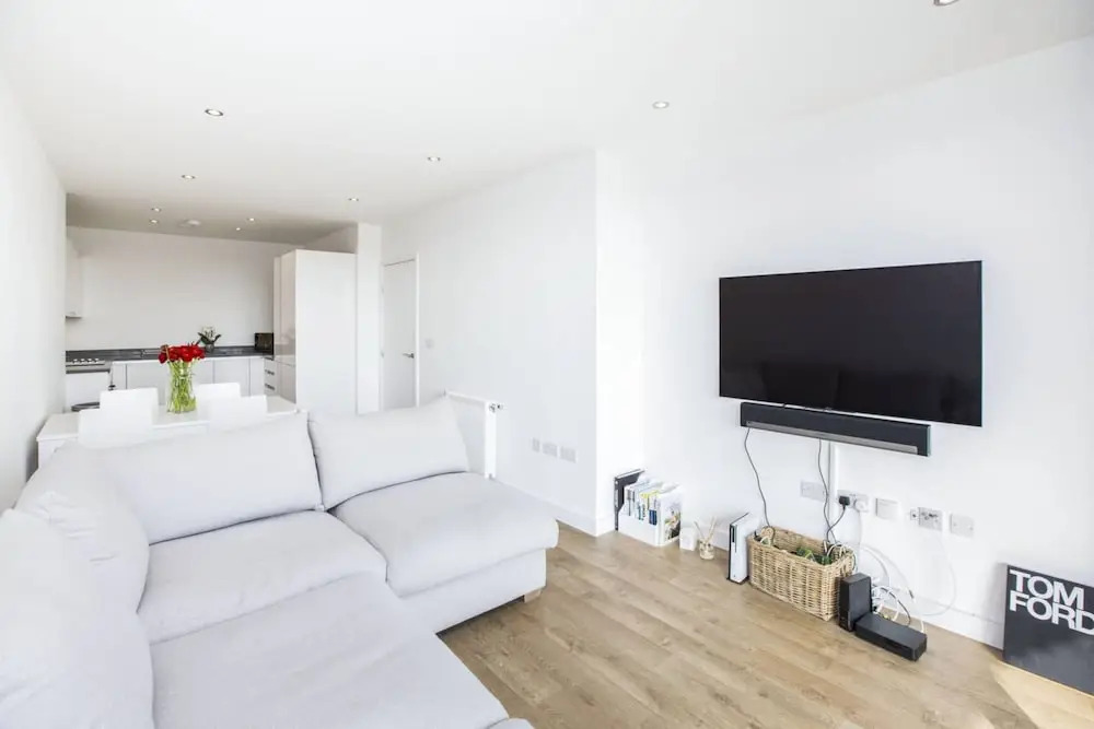 Bright 1 Bedroom East London Apartment with Balcony