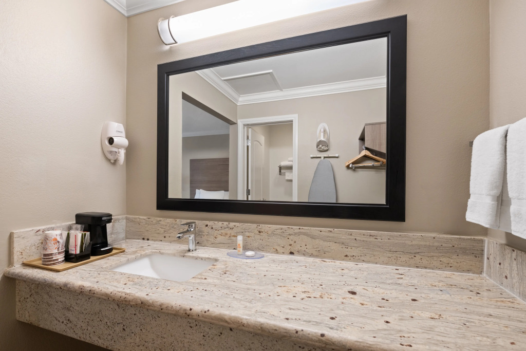 Solara Inn and Suites