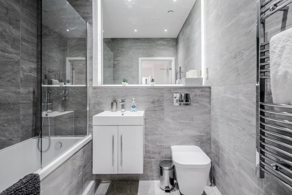 2 Bedroom Luxury St Albans Apartment - Free WiFi with Netflix & Parking. The property sleeps 6