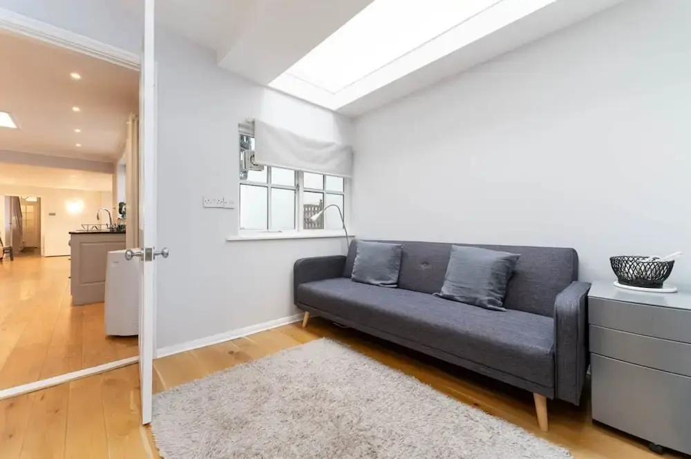 Host Stay Temple Street Townhouse
