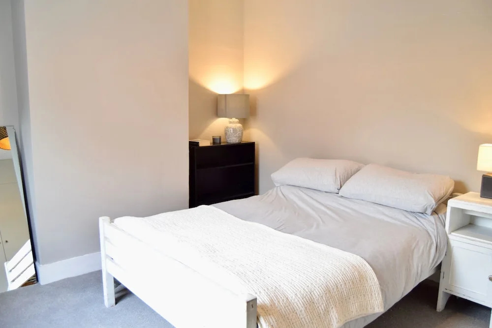 Spacious 3 Bedroom Family Home With Back Garden