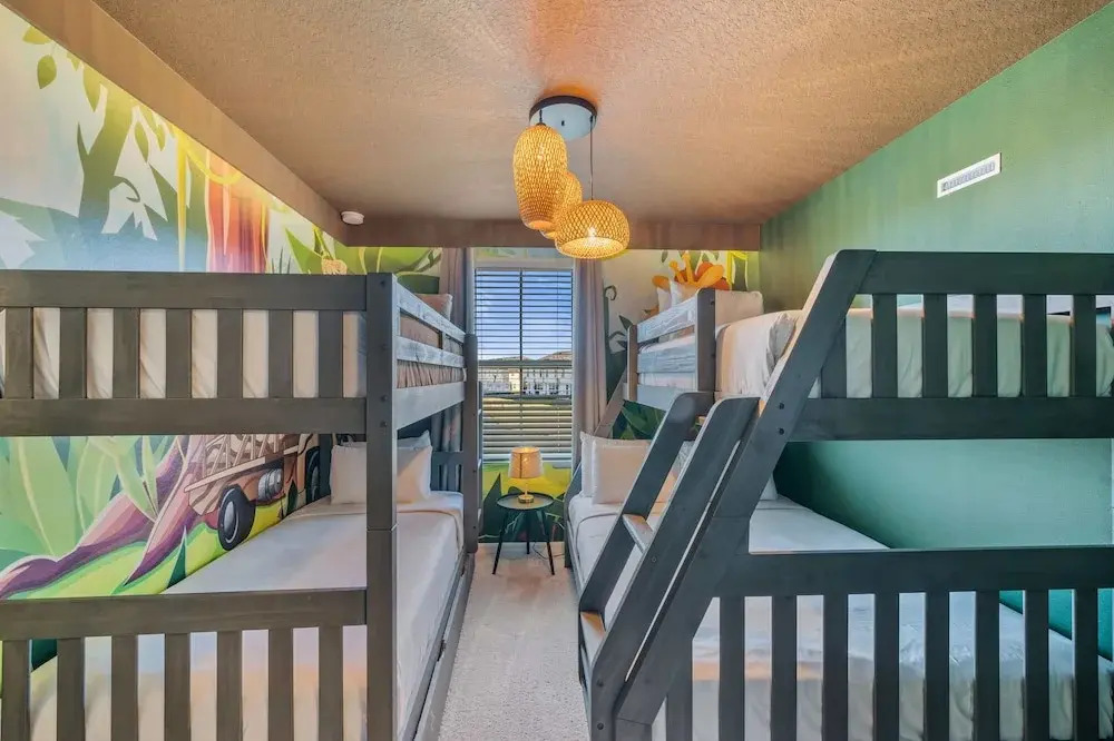 1043 Plantation Lane