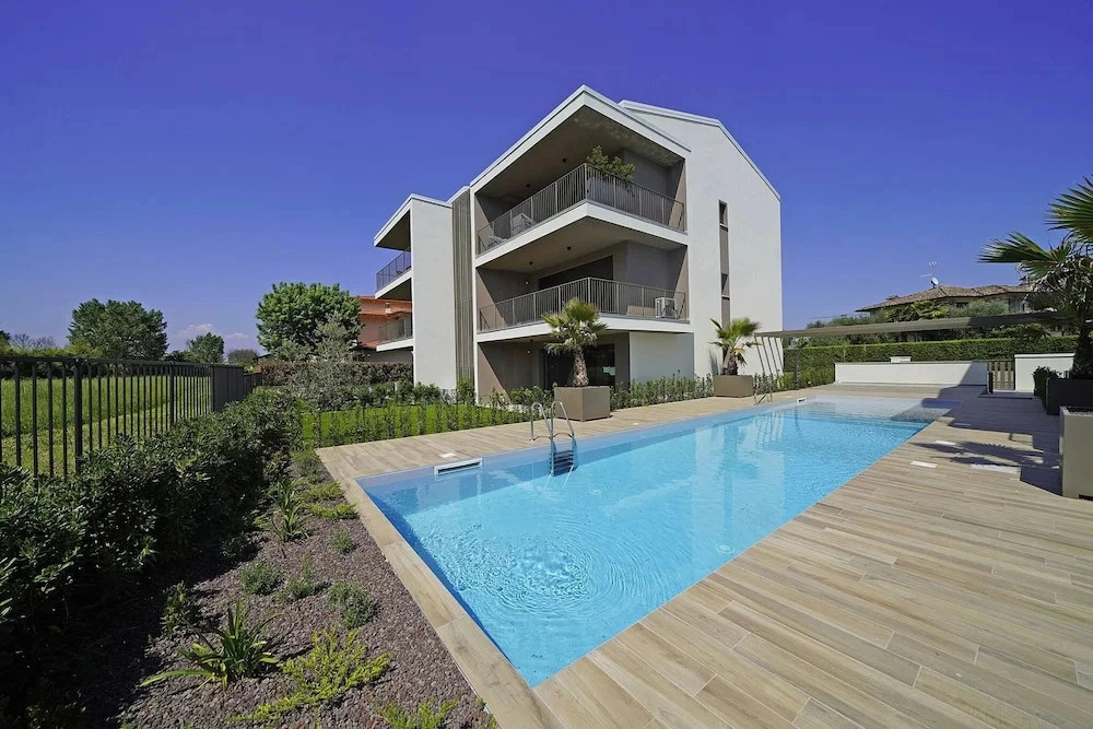 Lagolux in Sirmione With 2 Bedrooms and 2 Bathrooms
