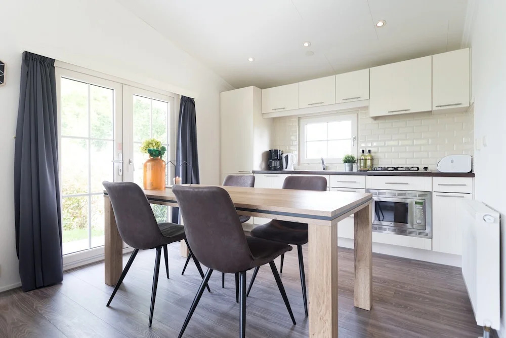 Detached, light chalet with dishwasher not far from Hoorn