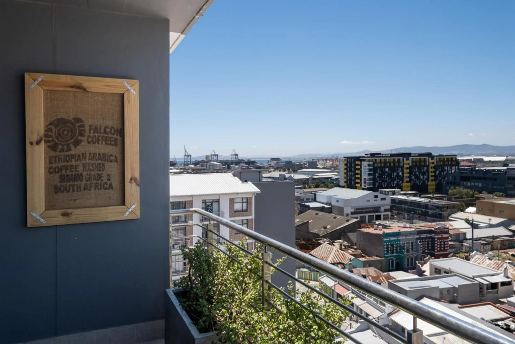 Modern Two Bedroom Unit, Mountain & Harbour Views