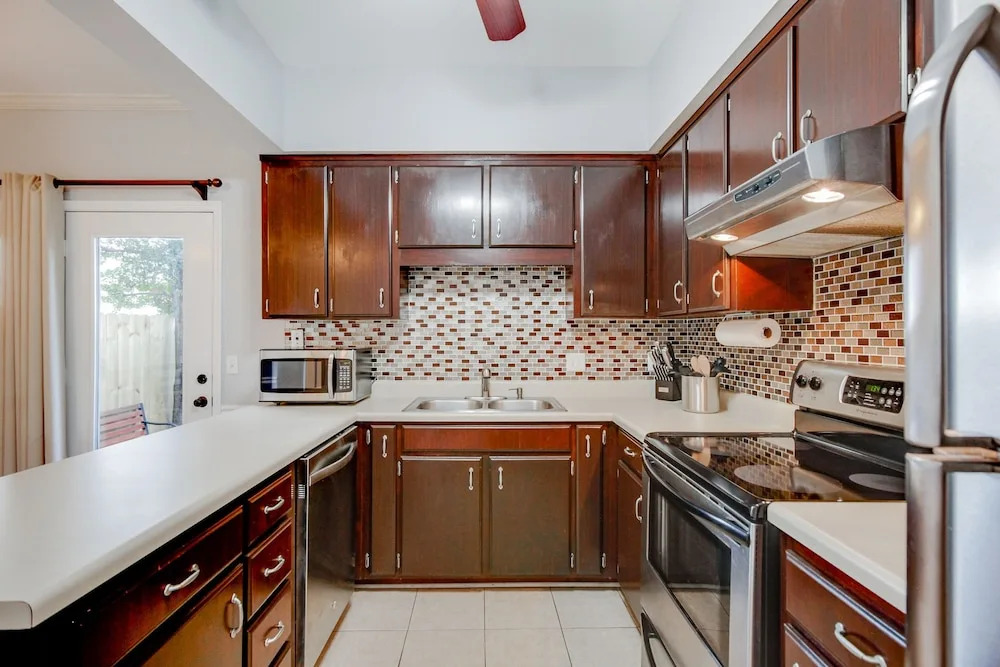 Long Blvd Condo Unit E3 - 2 Br Condo
