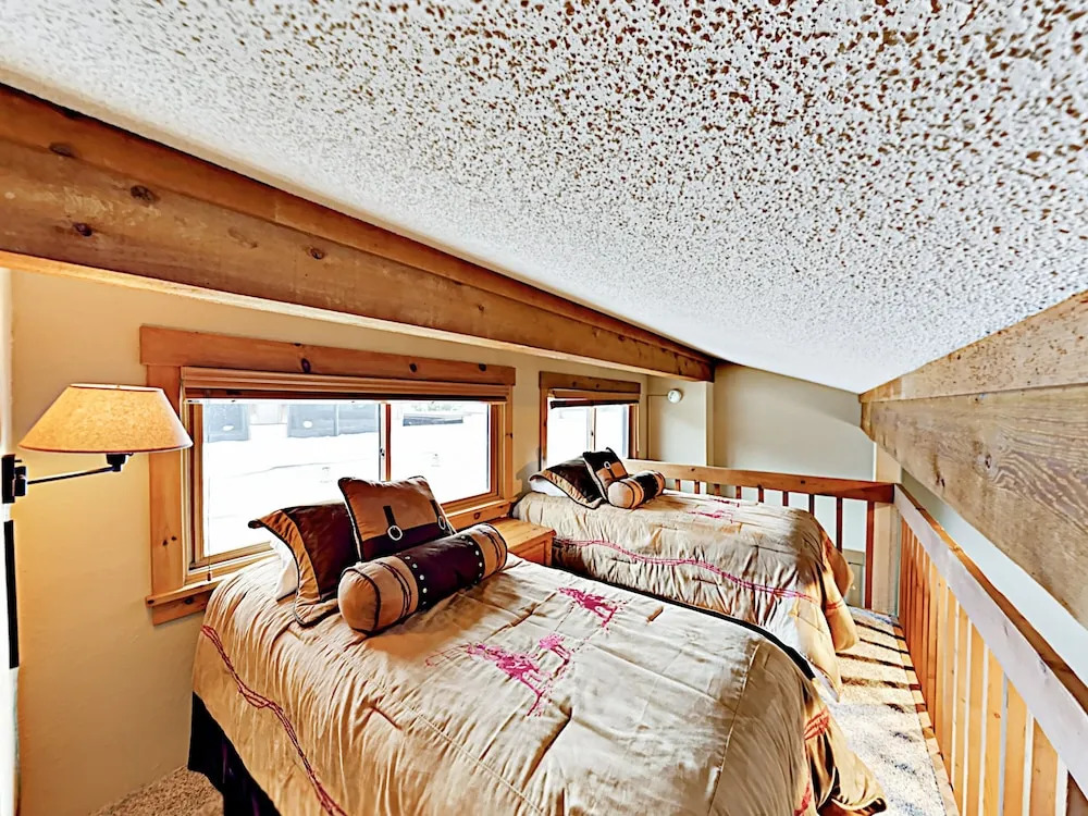 New Listing! Updated W/ Balcony & Hot Tub 2 Bedroom Condo