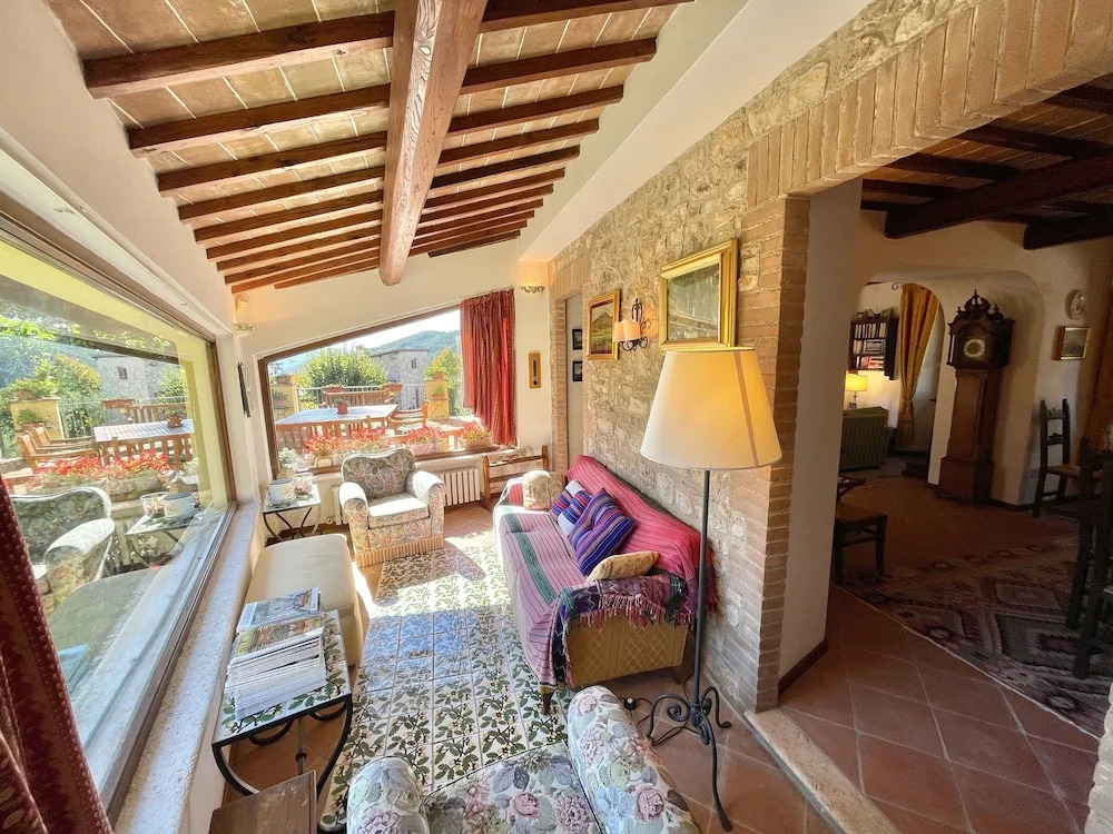 Luxurious Umbrian Retreat for 10 With Private Terrace and Pool