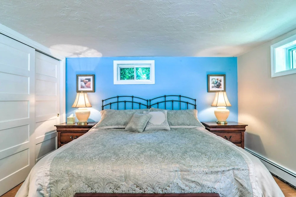 3 Mi to Bourne Scenic Park: Quaint Cape Cod Apt