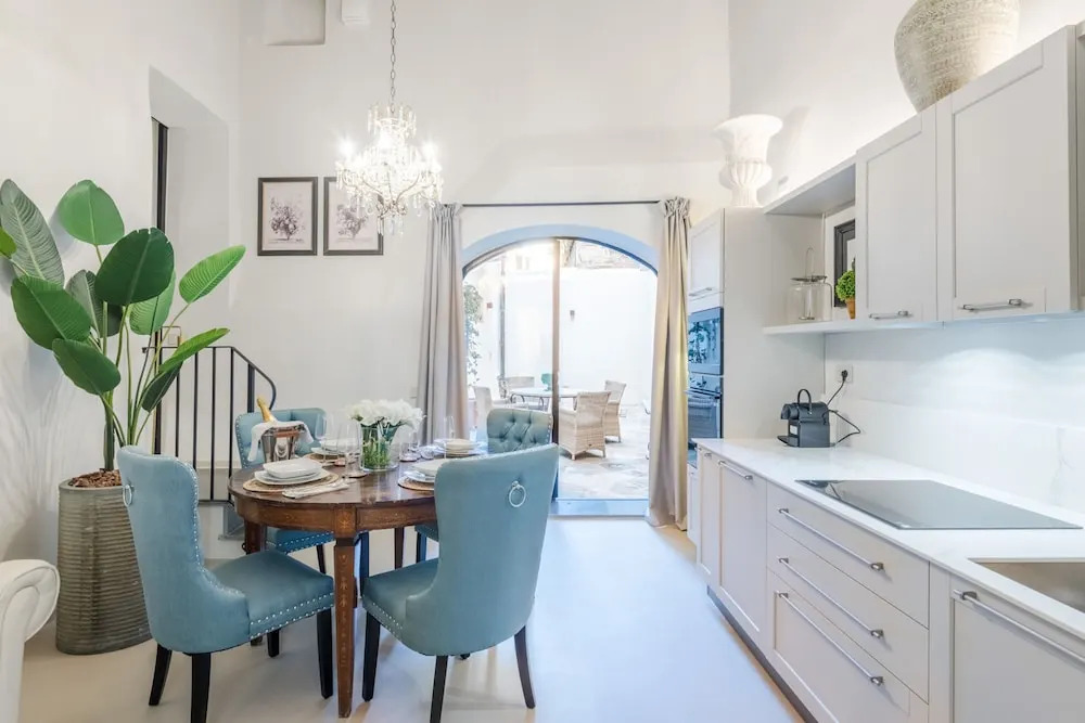 Gallo Cedrone a Home With Outdoor