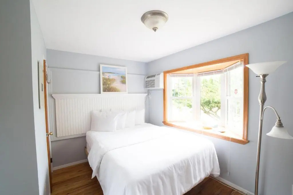 Hamlet Inn - PASSES TO COOPERS BEACH