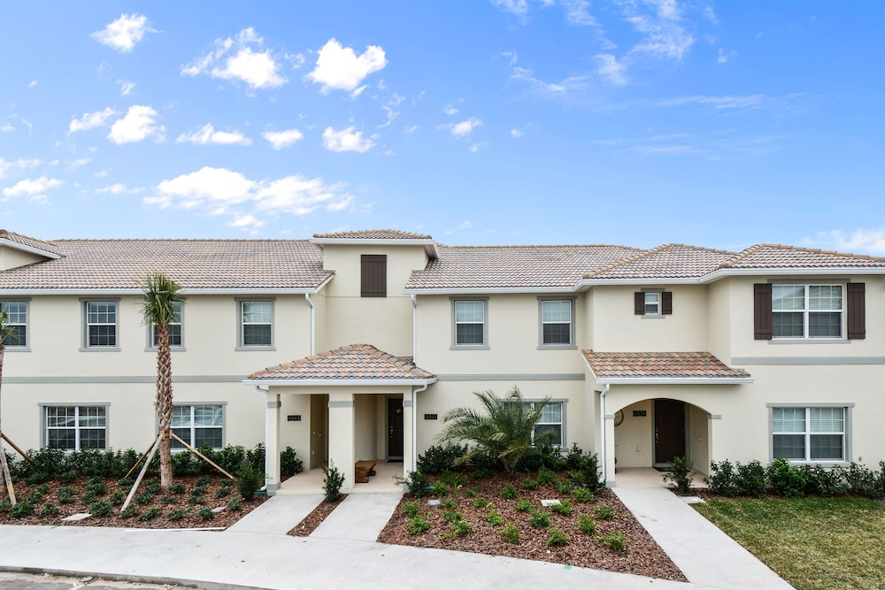 Four Bedrooms w/ Pool Townhome 4841