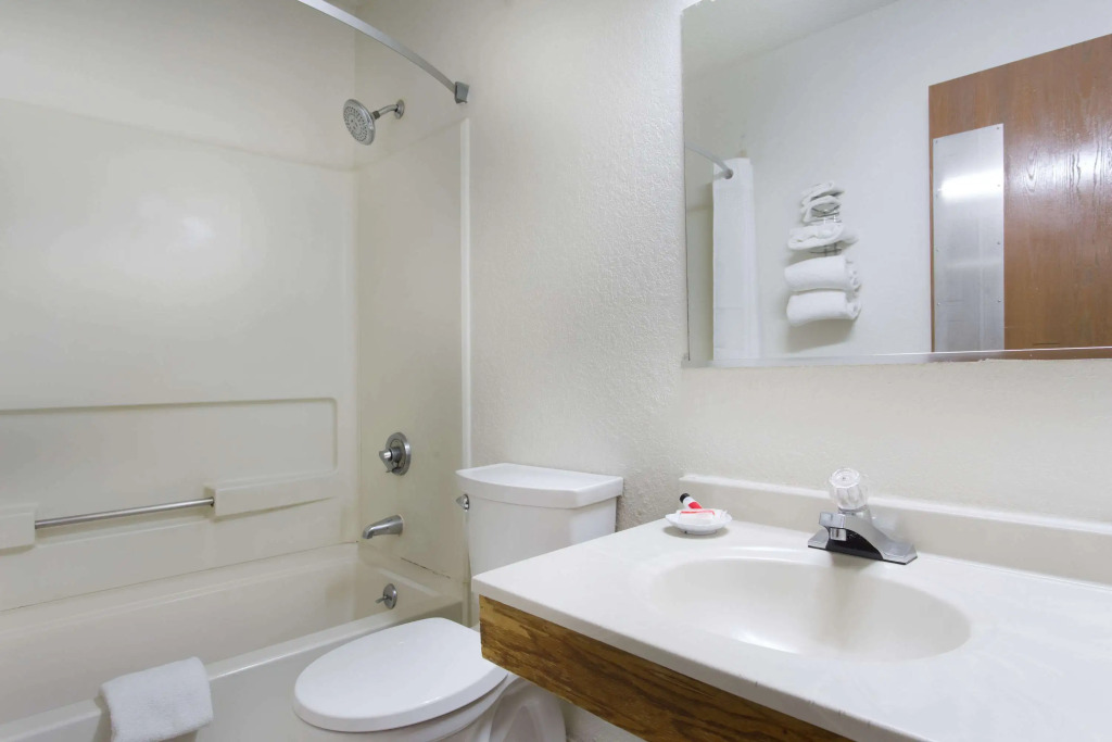 Super 8 by Wyndham Greensboro/Coliseum/Conv