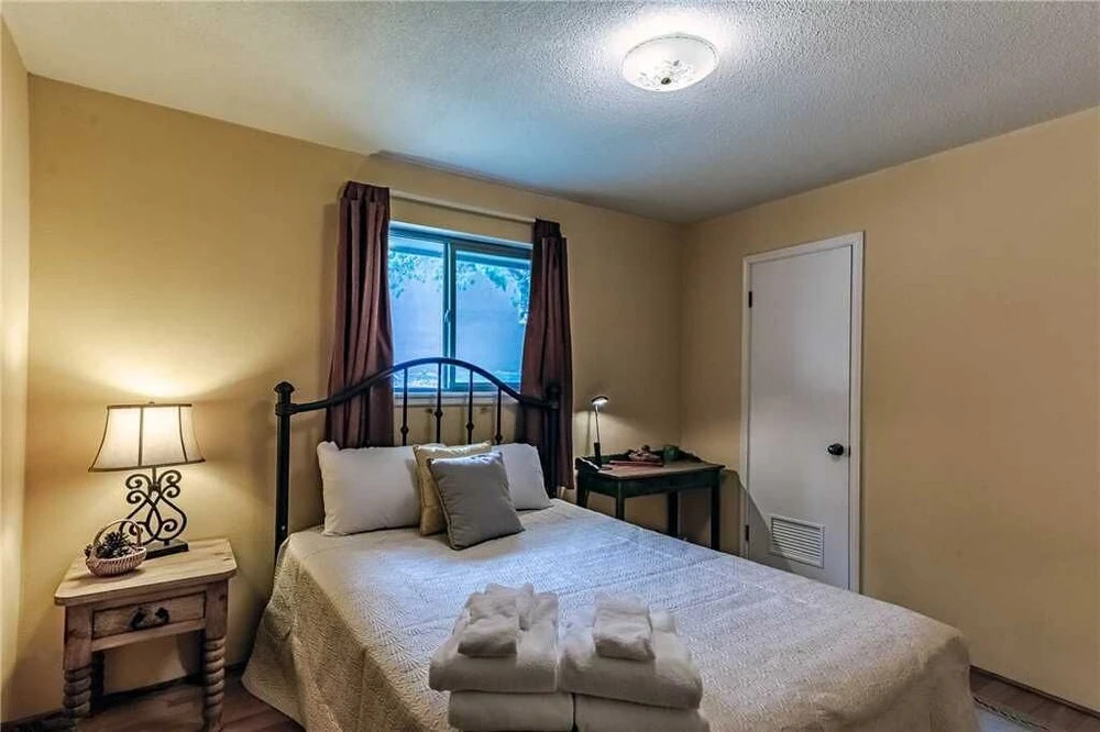 Mustang Hideaway - Three Bedroom Cabin