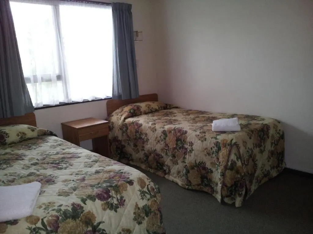 Ace High Motor Inn