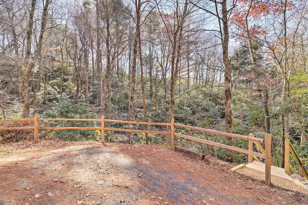 10 Mi to Sugar Mountain! Cabin w/ Lake Access