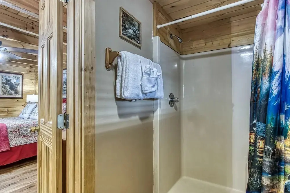ER239 - Sleepy Bear Great Location - Close To Town! 2 Bedroom Cabin by RedAwning