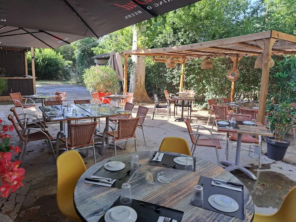 Logis Hotel Restaurant Les Platanes