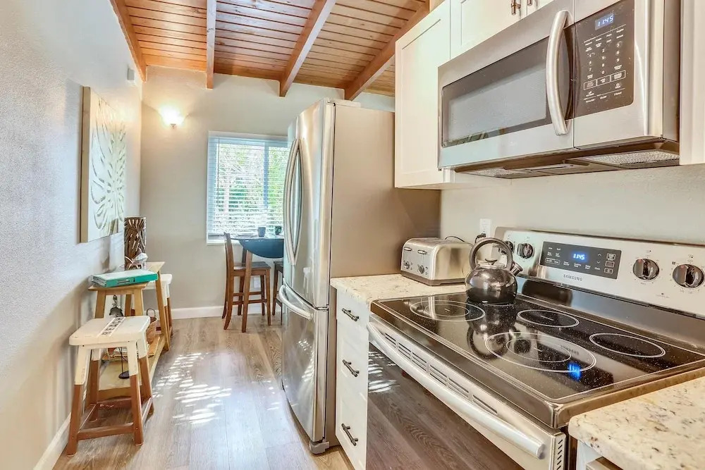 Bay Front Duplex 1br, Fishing Dock - Walk to Beach!